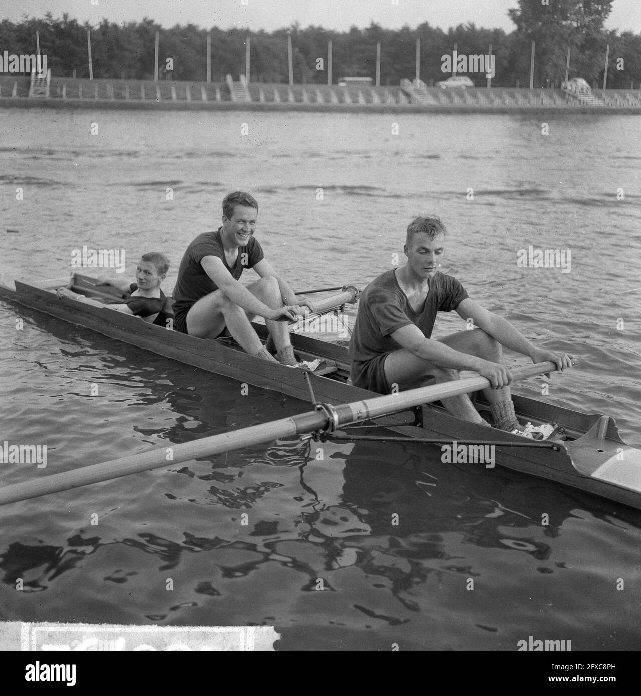 Campionati nazionali che girano sul Bosbaan per due uomini con coxswain da Triton, N. J. Rouw, Hartsuiker e D. Vos, 24 luglio 1964, CAMPIONATI, ROEIEN, Coxswains, Paesi Bassi, foto agenzia stampa del XX secolo, notizie da ricordare, documentario, fotografia storica 1945-1990, storie visive, Storia umana del XX secolo, che cattura momenti nel tempo Foto Stock