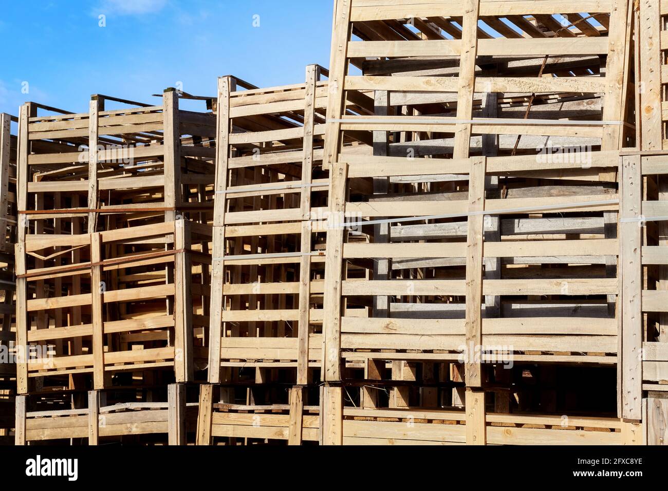 Pila di contenitori in legno per il trasporto di frutta e verdura Foto  stock - Alamy
