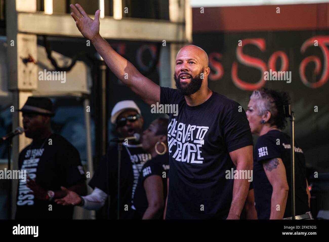 Minneapolis, Stati Uniti. 25 Maggio 2021. Si esibisce in concerto con i suoni di Blackness a George Floyd Square durante l'evento di ricordo del 1° anniversario della sua morte il 25 maggio 2021 a Minneapolis, Minnesota. Foto: Chris Tuite/ImageSPACE/Sipa USA Credit: Sipa USA/Alamy Live News Foto Stock