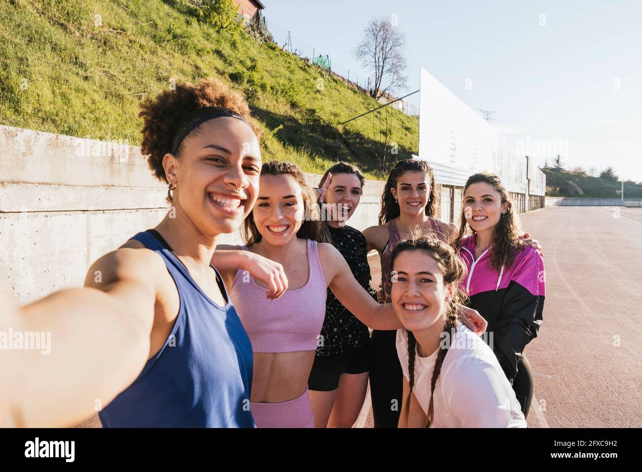 Sorridente atlete che parlano selfie sul terreno di allenamento Foto Stock