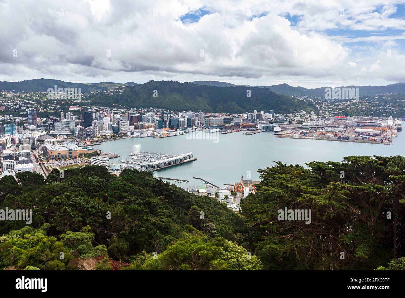 Nuova Zelanda, Regione di Wellington, Wellington, Clouds sopra la baia e il porto della città costiera Foto Stock