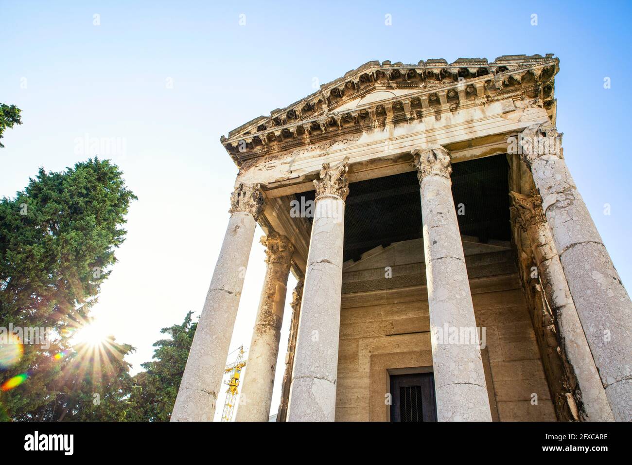 Croazia, Istria County, Pola, ingresso del Tempio di Augusto Foto Stock