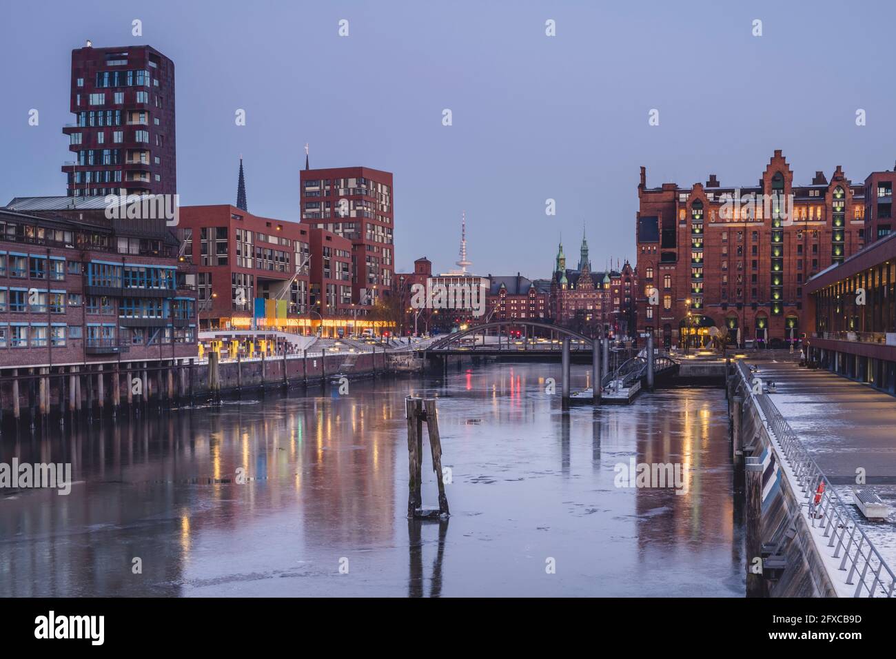Germania, Amburgo, acque congelate di Brooktorhafen al crepuscolo in inverno Foto Stock
