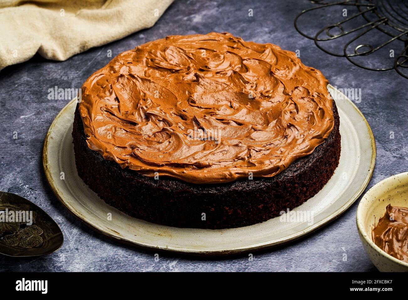 Torta al cioccolato con glassa di cioccolato Foto Stock