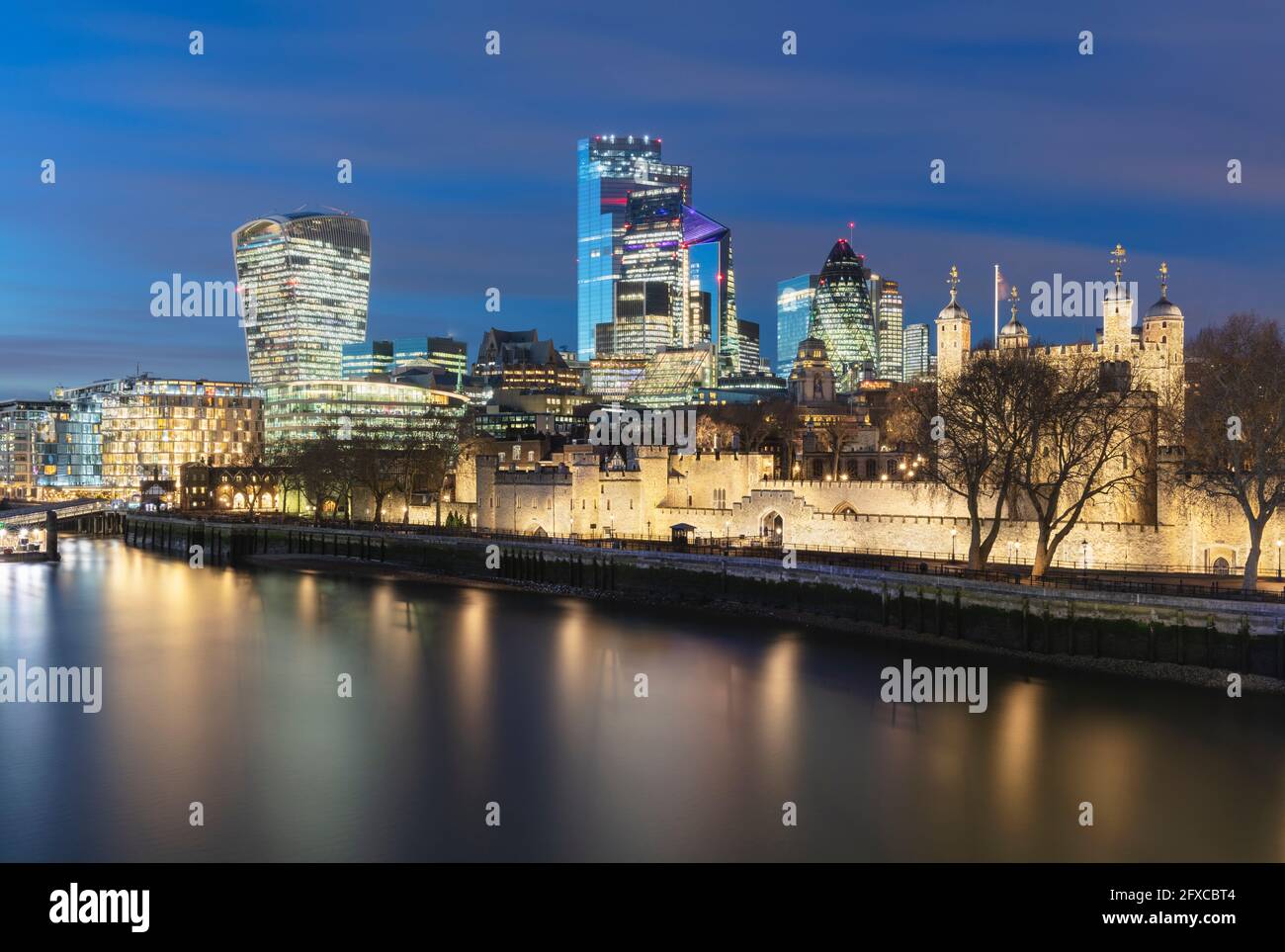 Regno Unito, Inghilterra, Londra, Lungomare della città di Londra di notte con grattacieli illuminati e Torre di Londra sullo sfondo Foto Stock Regno Unito, Inghilterra, Londra, Lungomare della città di Londra di notte con grattacieli illuminati e Torre di Londra sullo sfondo Foto Stock