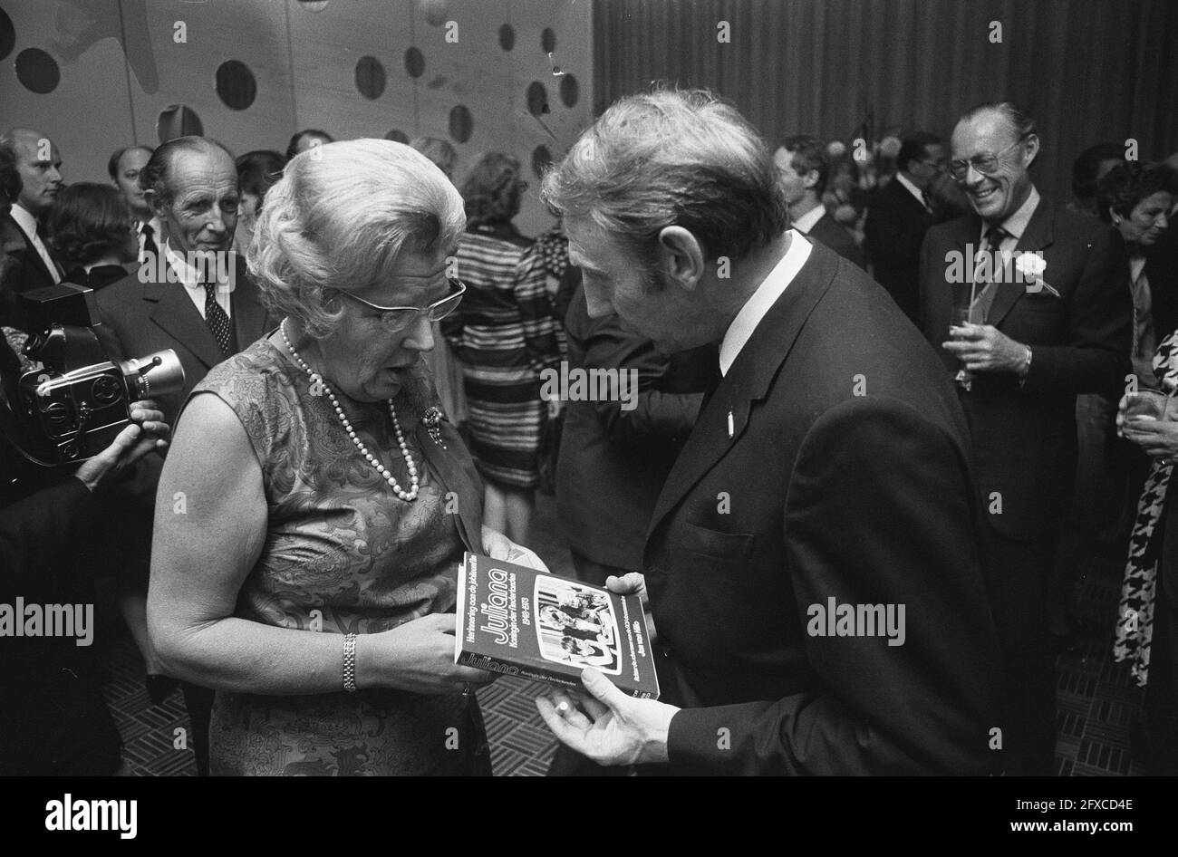 Celebrazione Nazionale del Giubileo d'Argento della Regina Juliana al Centro Congressi RAI, Jan van Hillo offre a sua Maestà il libro, 4 settembre 1973, libri, anniversari, queens, Paesi Bassi, foto agenzia stampa del XX secolo, notizie da ricordare, documentario, fotografia storica 1945-1990, storie visive, Storia umana del XX secolo, che cattura momenti nel tempo Foto Stock