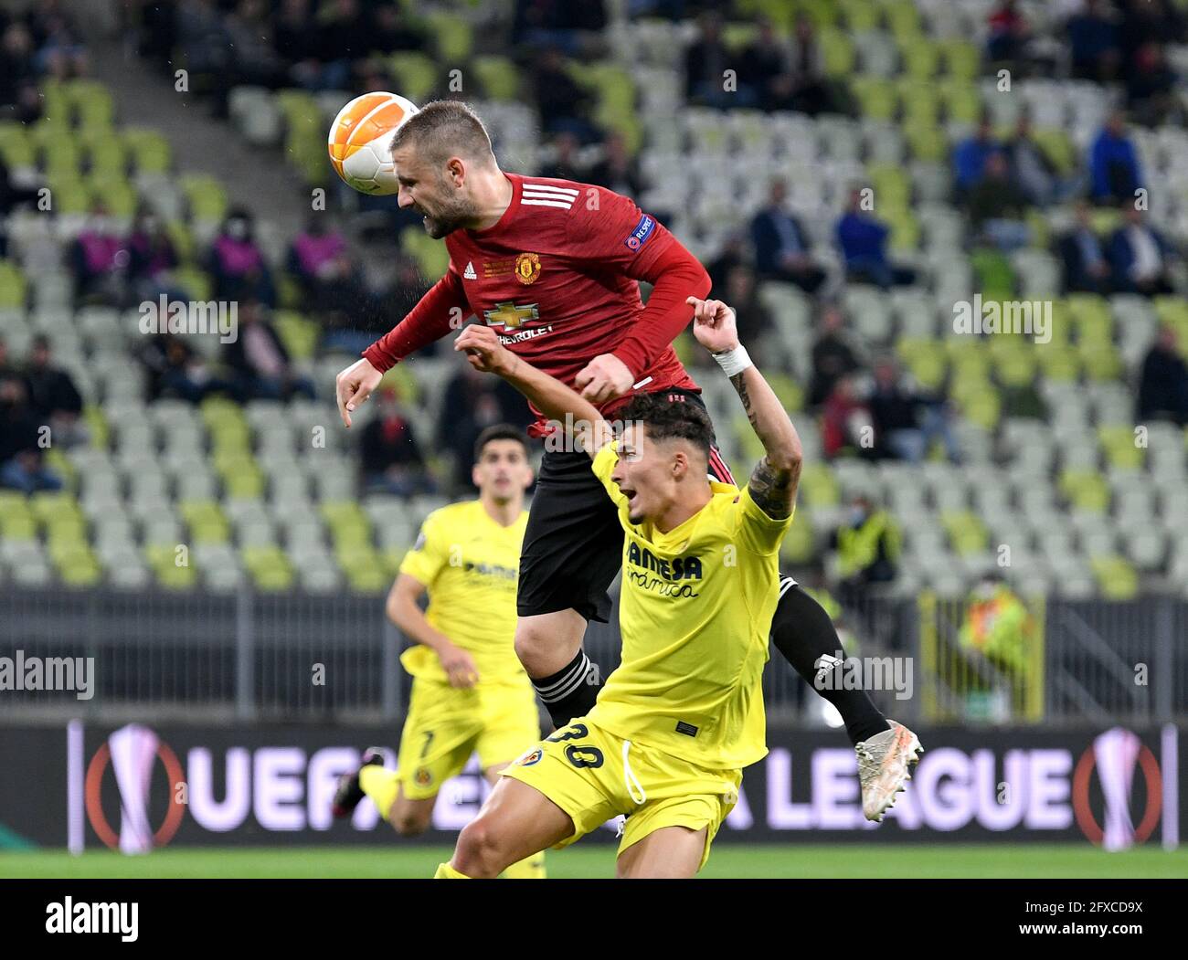 Luke Shaw (TOP) di Manchester United e Yeremi Pino di Villarreal combattono per la palla durante la finale della UEFA Europa League, allo stadio di Danzica, Polonia. Data immagine: Mercoledì 26 maggio 2021. Foto Stock