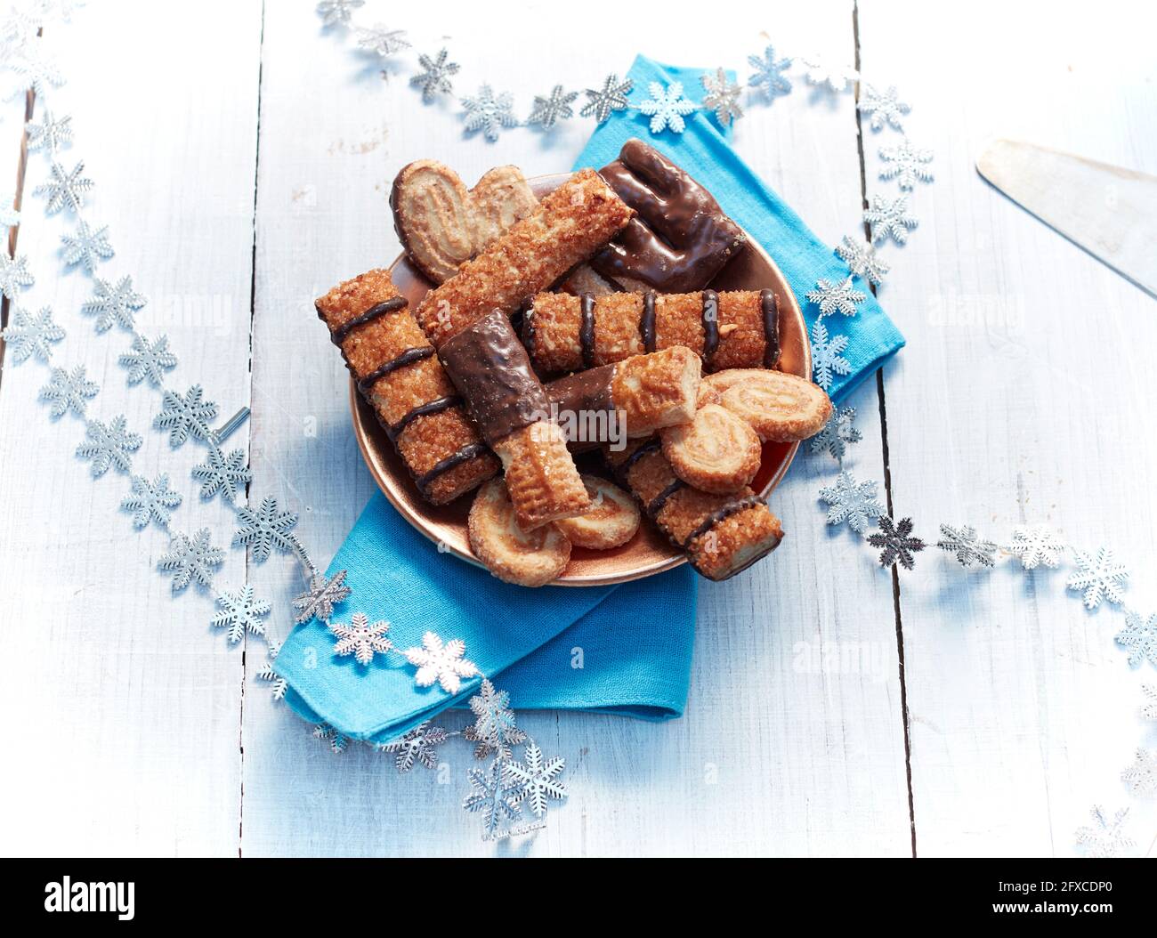 Piatto di biscotti con cioccolato sul tavolo con decorazioni natalizie Foto Stock