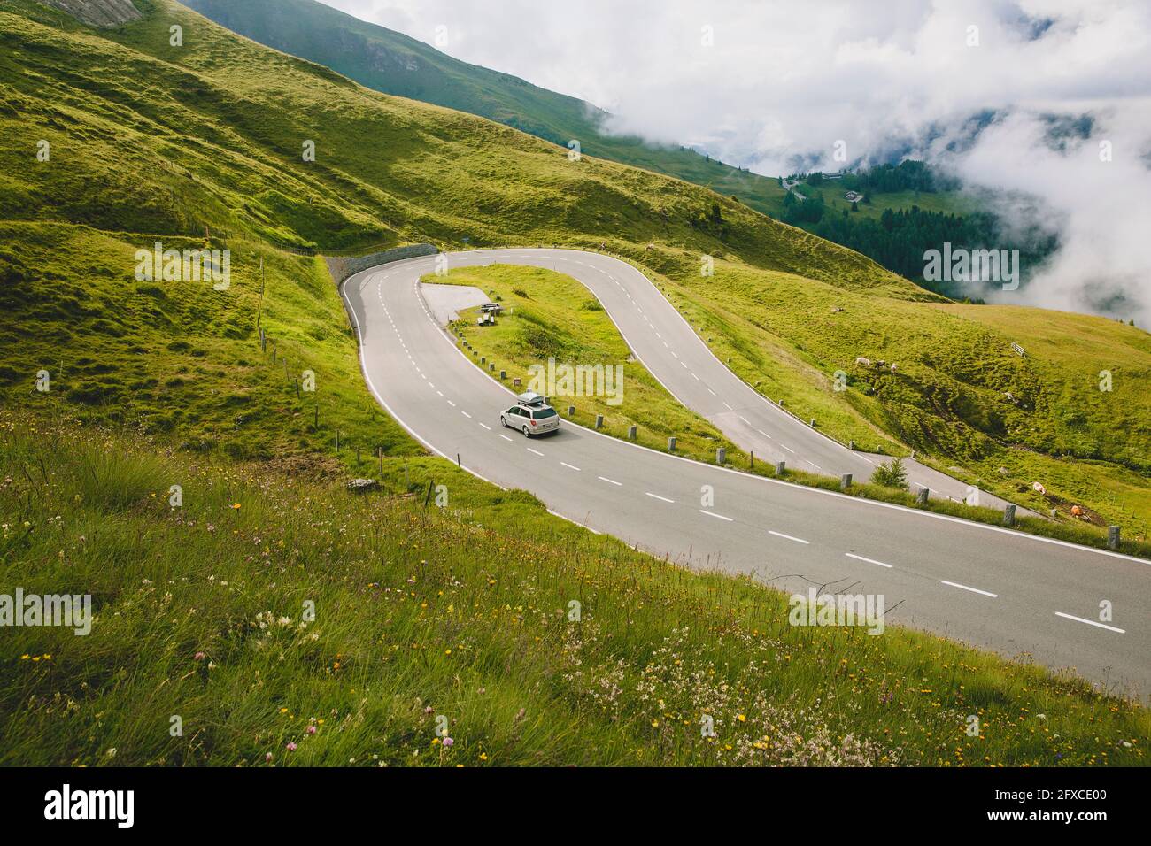 Austria, Carinzia, vista ad alto angolo dell'auto sulla strada alpina Grossglockner Foto Stock