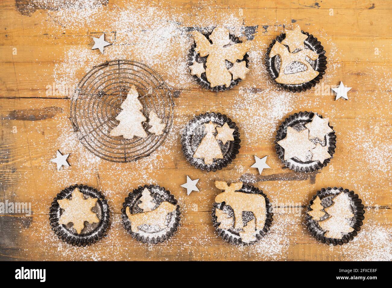 Biscotti freschi fatti in casa di Natale giacenti su superficie di legno Foto Stock