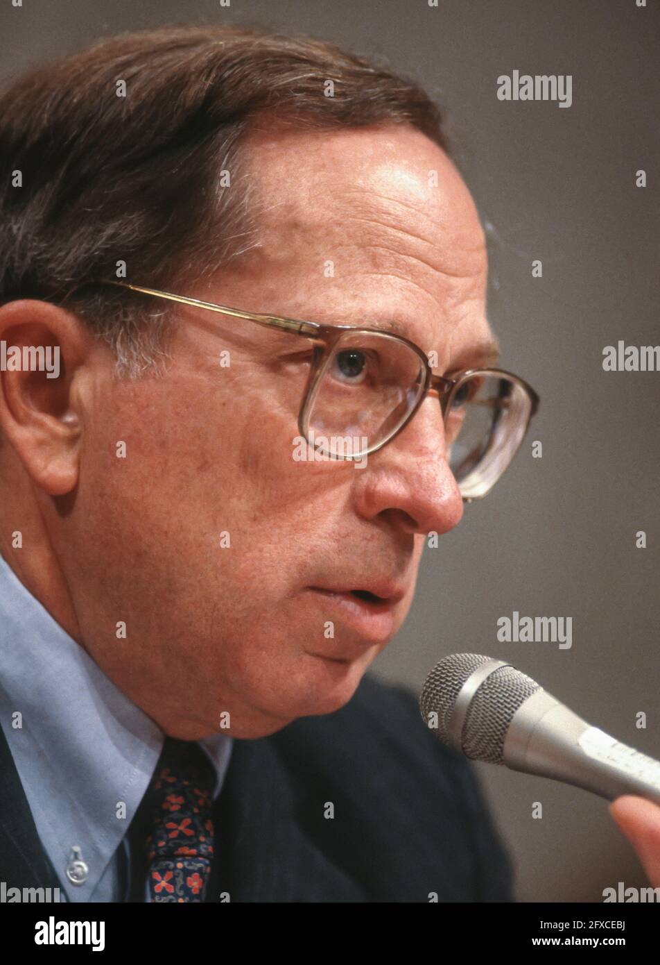 WASHINGTON, DC, USA, 31 MARZO 1993 - il senatore statunitense Sam Nunn (D-Georgia) durante l'audizione su capitol Hill. Foto Stock