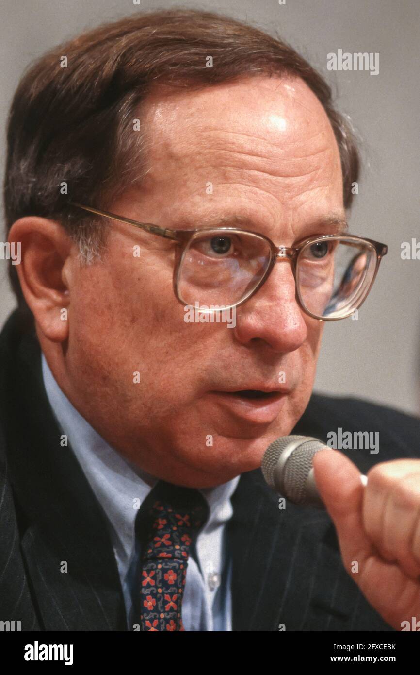 WASHINGTON, DC, USA, 31 MARZO 1993 - il senatore statunitense Sam Nunn (D-Georgia) durante l'audizione su capitol Hill. Foto Stock