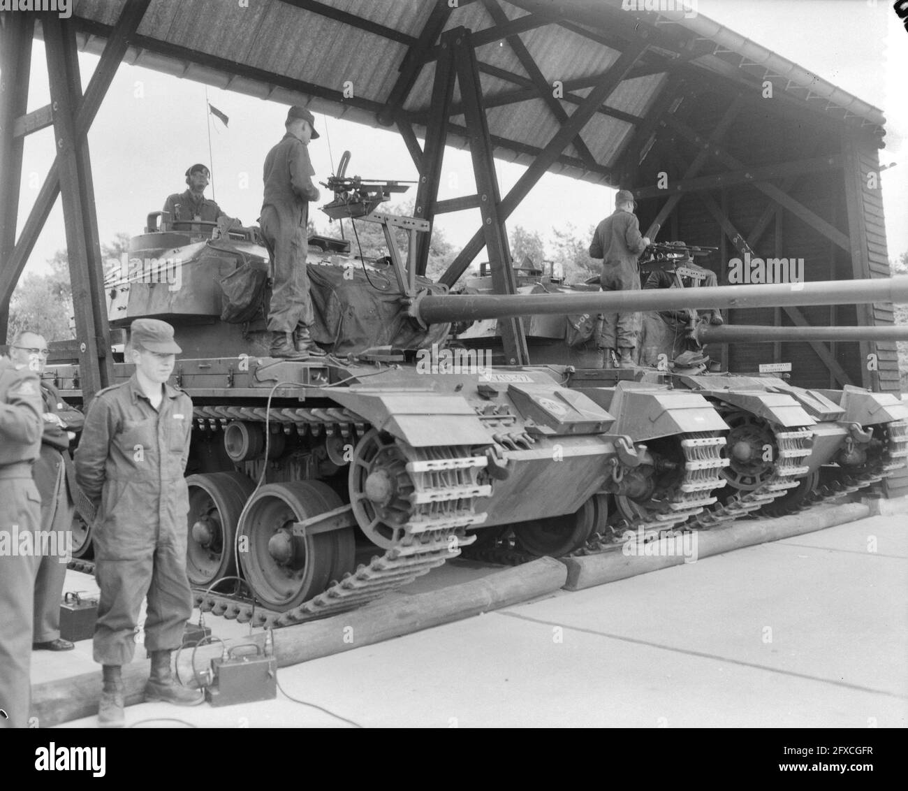 Addestramento dei conducenti di serbatoi in Amersfoort, 17 maggio 1961, addestramento, conducenti di serbatoi, I Paesi Bassi, foto agenzia stampa del XX secolo, notizie da ricordare, documentario, fotografia storica 1945-1990, storie visive, Storia umana del XX secolo, che cattura momenti nel tempo Foto Stock