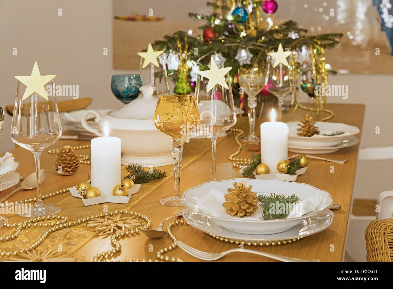 Tavolo natalizio con piccolo albero di Natale sullo sfondo Foto Stock