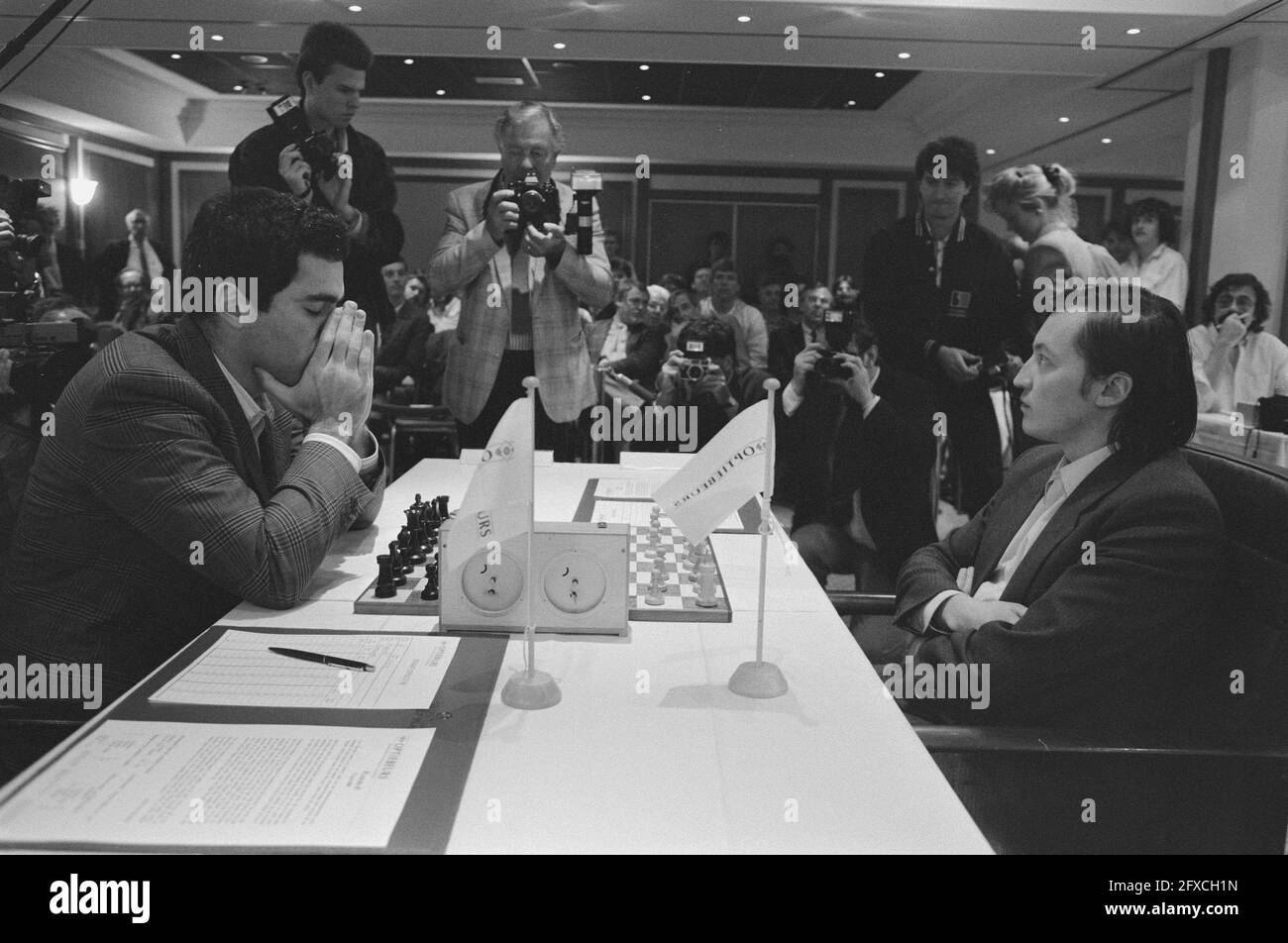 Option fair chess quadrilatero; Garri Kasparov contro Anatoli Karpov (destra), 19 maggio 1988, scacchi, sport, I Paesi Bassi, foto agenzia stampa del XX secolo, notizie da ricordare, documentario, fotografia storica 1945-1990, storie visive, Storia umana del XX secolo, che cattura momenti nel tempo Foto Stock
