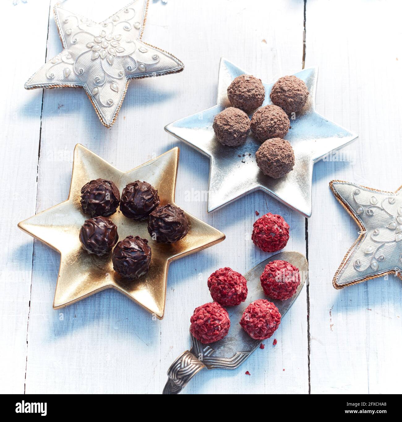 Praline sul tavolo con decorazioni natalizie Foto Stock