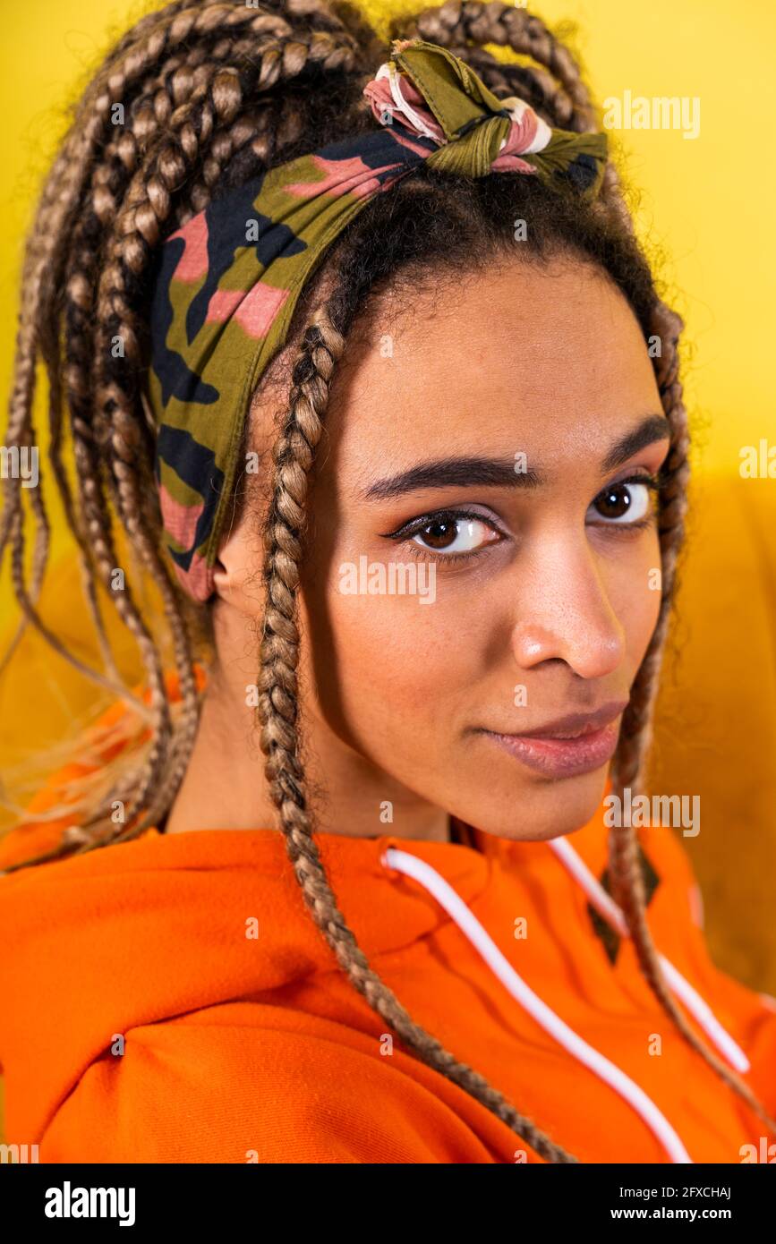 Bella donna con fascia per capelli Foto Stock