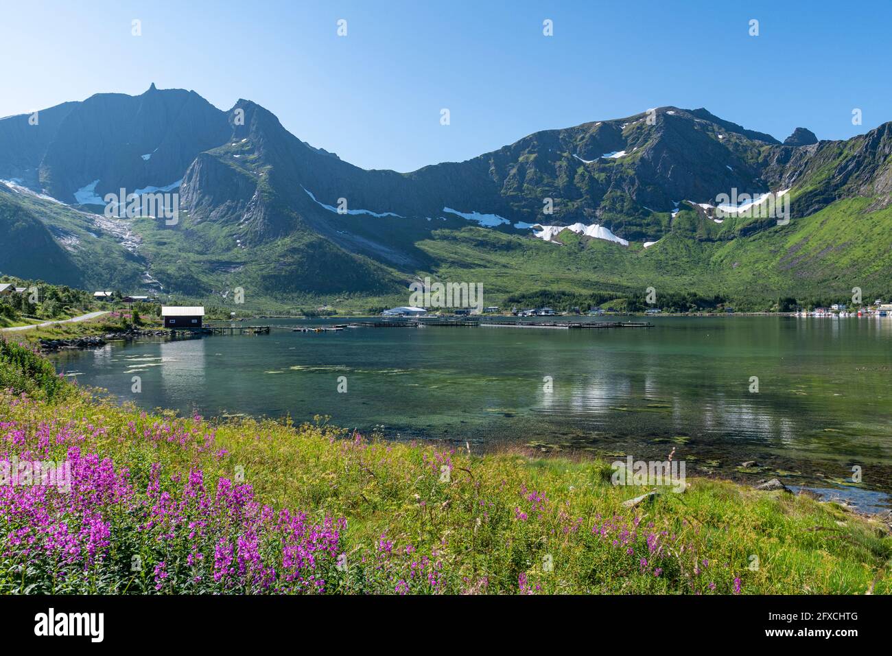 Vista panoramica di springtimeÂ lakeÂ e delle montagne sull'isola di Senja Foto Stock