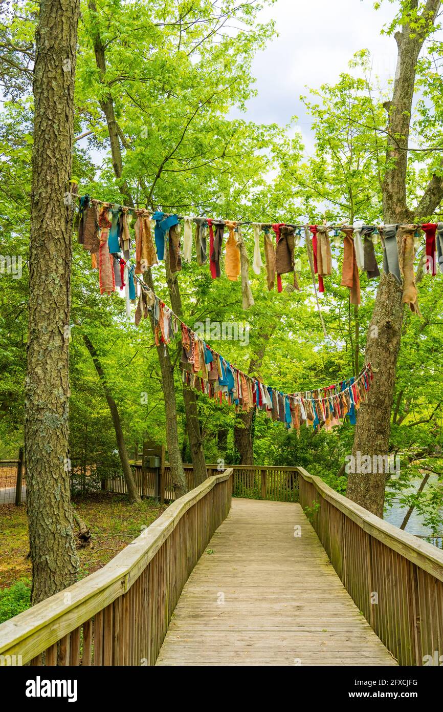 Strisce colorate di tessuto pendono dalle corde sopra la passerella all'interno dello zoo di Cohanzick a Bridgeton, New Jersey Foto Stock