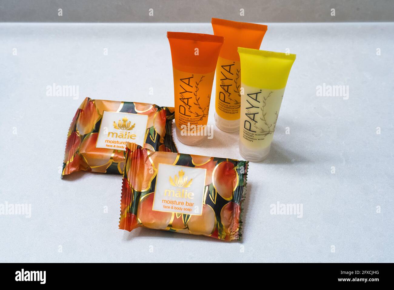 Galloway, NJ - 9 maggio 2021: Servizi alberghieri biologici che consistono di sapone di papaya di marca Malie e shampoo di marca Paya, balsamo e lozione. Foto Stock