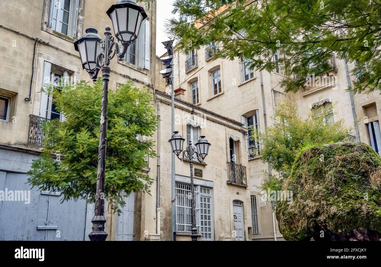 Tradizionale strada stretta in una vecchia città europea - Montpellier, Francia meridionale Foto Stock