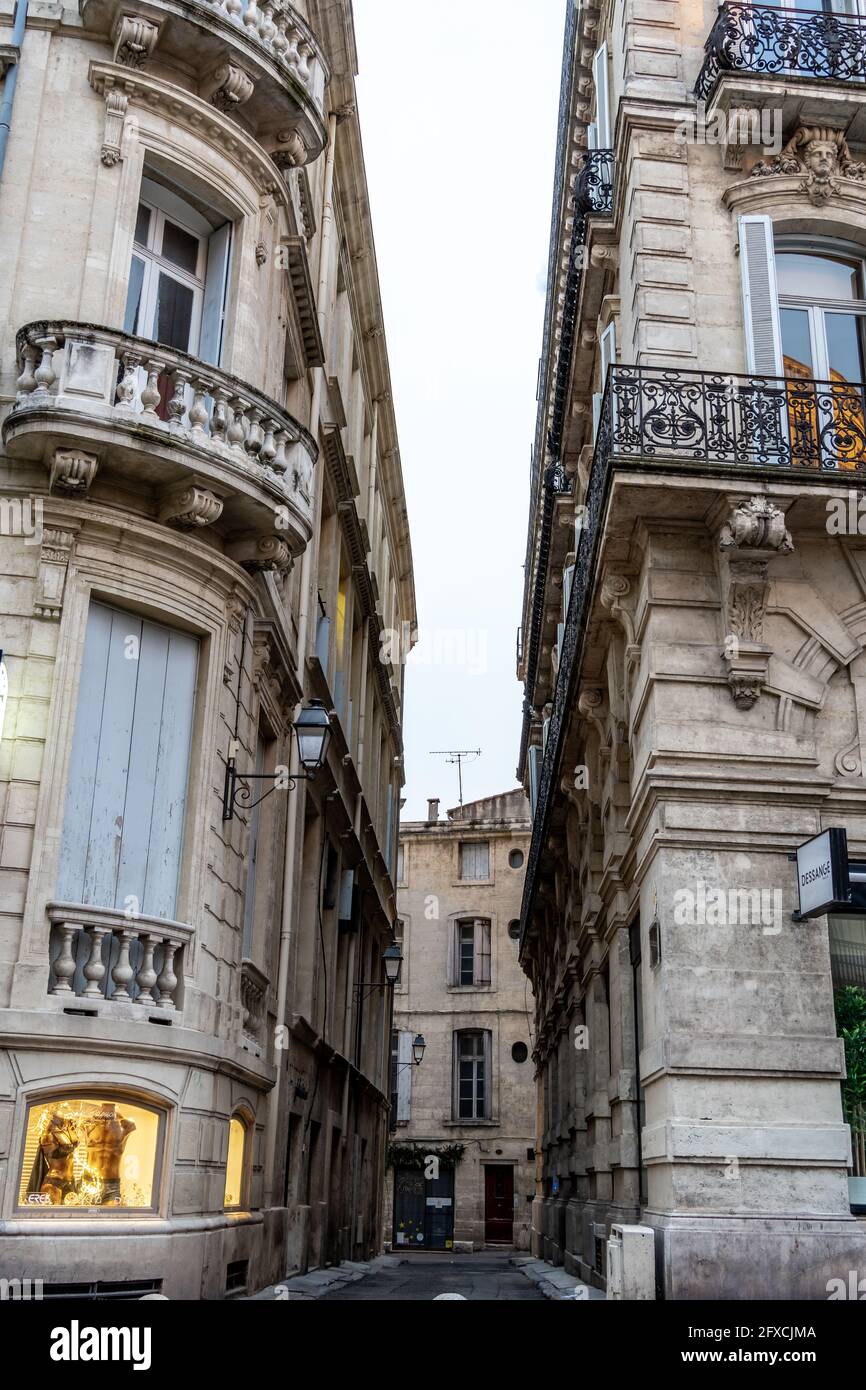 Tradizionale strada stretta in una vecchia città europea - Montpellier, Francia meridionale Foto Stock