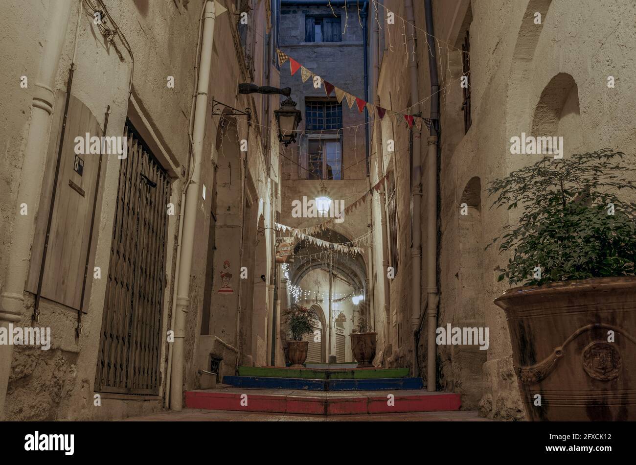 Tradizionale strada stretta in una vecchia città europea di notte - Montpellier, Francia meridionale Foto Stock