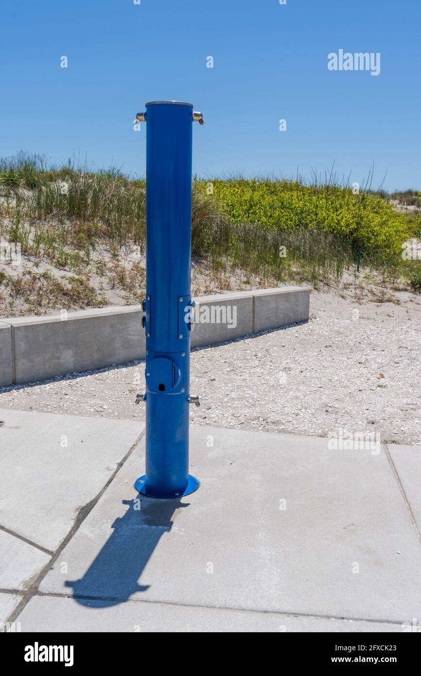doccia pubblica all'aperto sulla spiaggia per il risciacquo sabbia e acqua salata Foto Stock