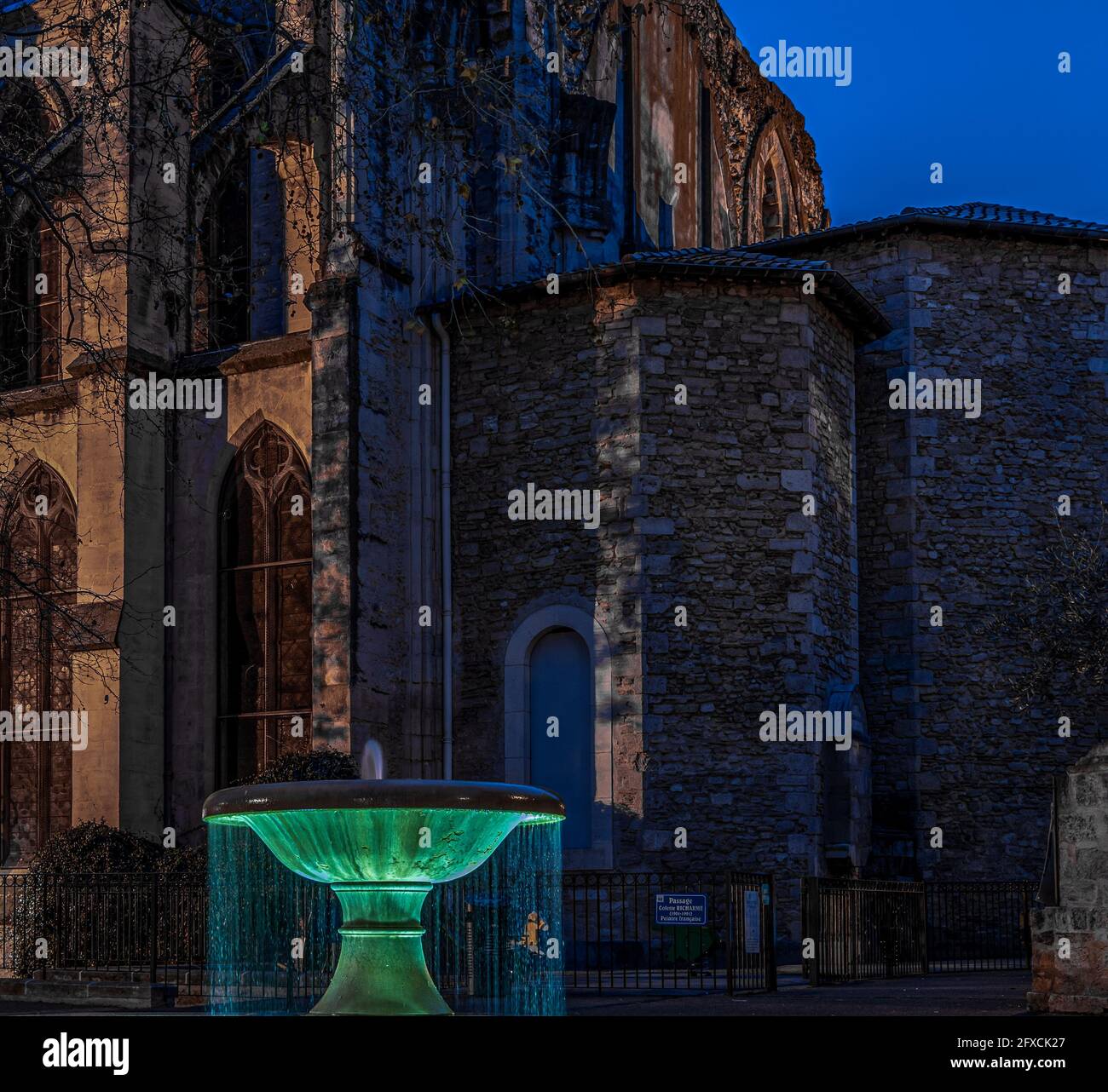 Scenografica foto notturna di una vecchia chiesa con una fontana di fronte. Chiesa di Sainte-Anne, 19 ° secolo, Montpellier, Francia Foto Stock