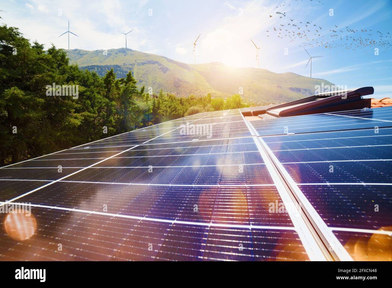 Sistema di energia rinnovabile con pannello solare sul tetto Foto Stock