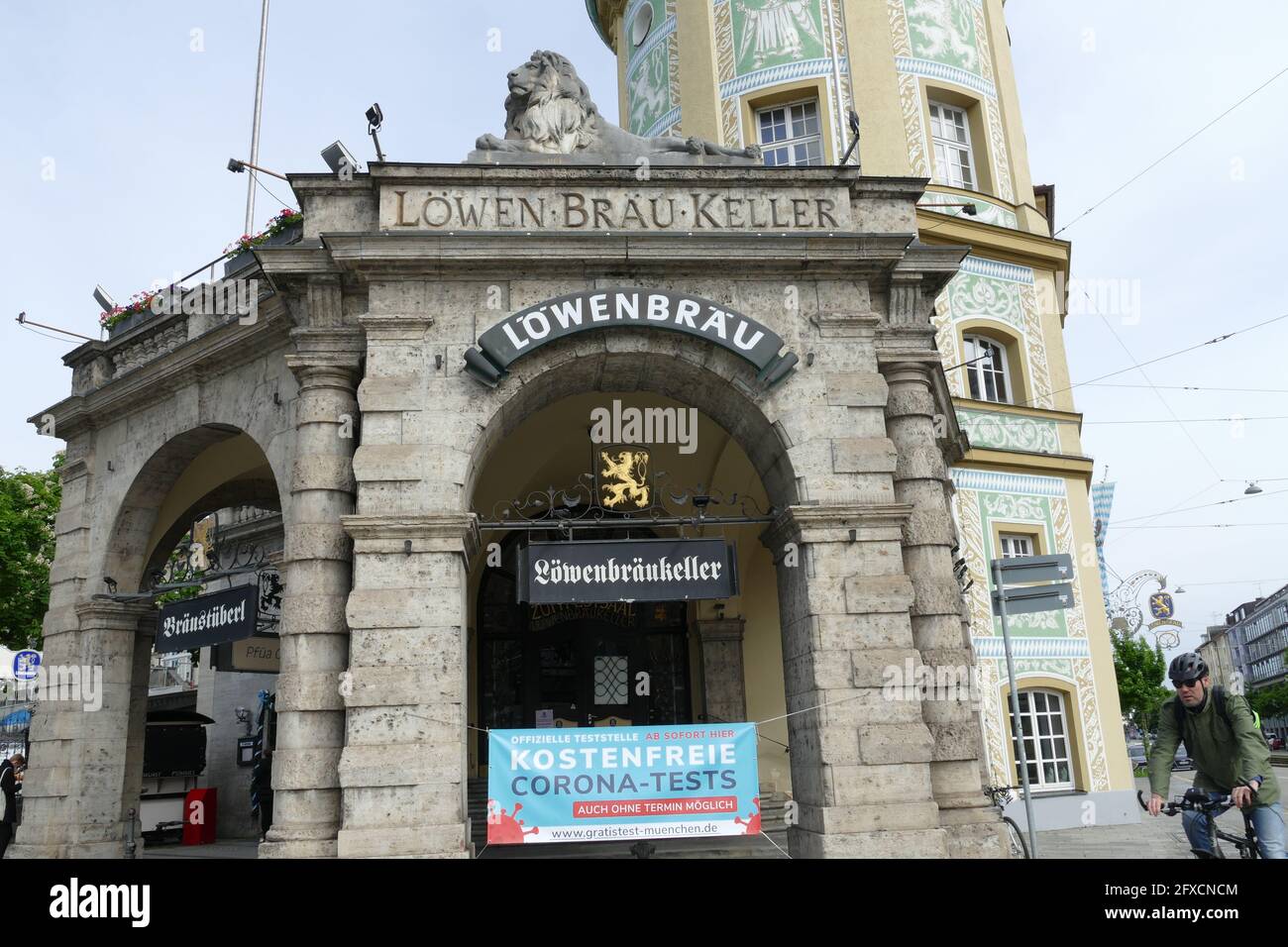 Centro di test Corona a Löwenbräu Keller, Monaco di Baviera. Test gratuito, Bürgertest al punto d'incontro turistico classico. Foto Stock