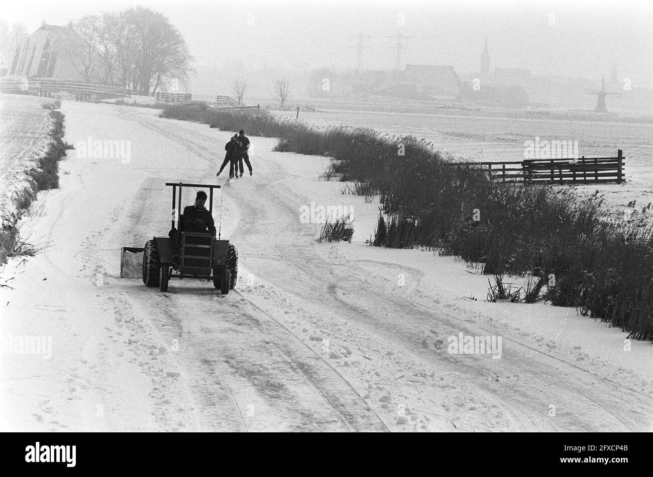 Corso Elfstedentocht è tenuto libero di neve solo per essere sicuri (vicino Bolsward), 21 febbraio 1986, ghiaccio, freddo, pattinaggio maratona, Neve, trattori, inverno, Paesi Bassi, foto agenzia stampa del XX secolo, notizie da ricordare, documentario, fotografia storica 1945-1990, storie visive, Storia umana del XX secolo, che cattura momenti nel tempo Foto Stock