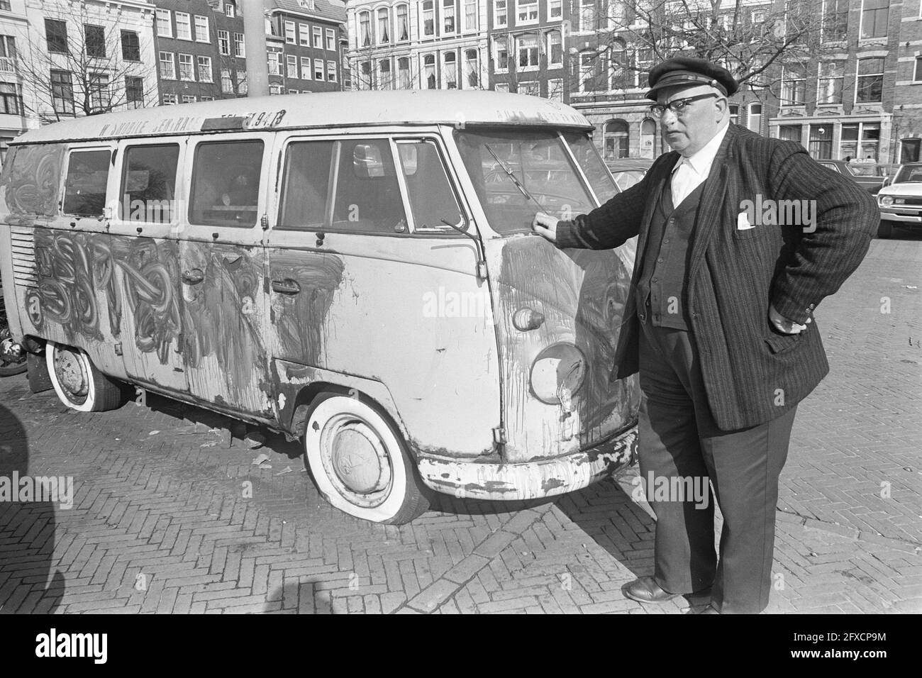 L'addetto al parcheggio Uncle Gerrit con la sua auto saubed su Amstelveld, Amsterdam, 14 marzo 1972, Autos, I Paesi Bassi, foto agenzia stampa del XX secolo, notizie da ricordare, documentario, fotografia storica 1945-1990, storie visive, Storia umana del XX secolo, che cattura momenti nel tempo Foto Stock