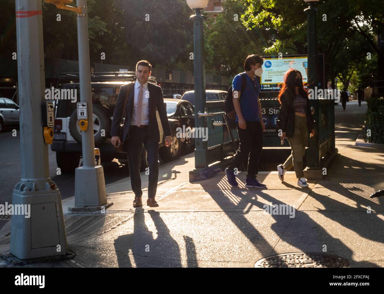 Persone mascherate e senza maschera nel quartiere Chelsea di New York venerdì 21 maggio 2021. New York ha rilassato mandati maschera permettendo la maggior parte delle attività all'aperto di essere senza maschera così come molti ambienti interni, con avvertenze. (© Richard B. Levine) Foto Stock