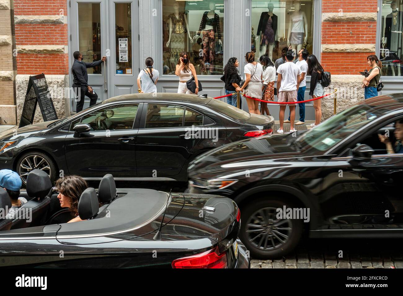 Folle di acquirenti si allineano per entrare in What Goes Around Comes Around, un negozio di lusso d'epoca di seconda mano, a New York sabato 22 maggio 2021. (© Richard B. Levine) Foto Stock