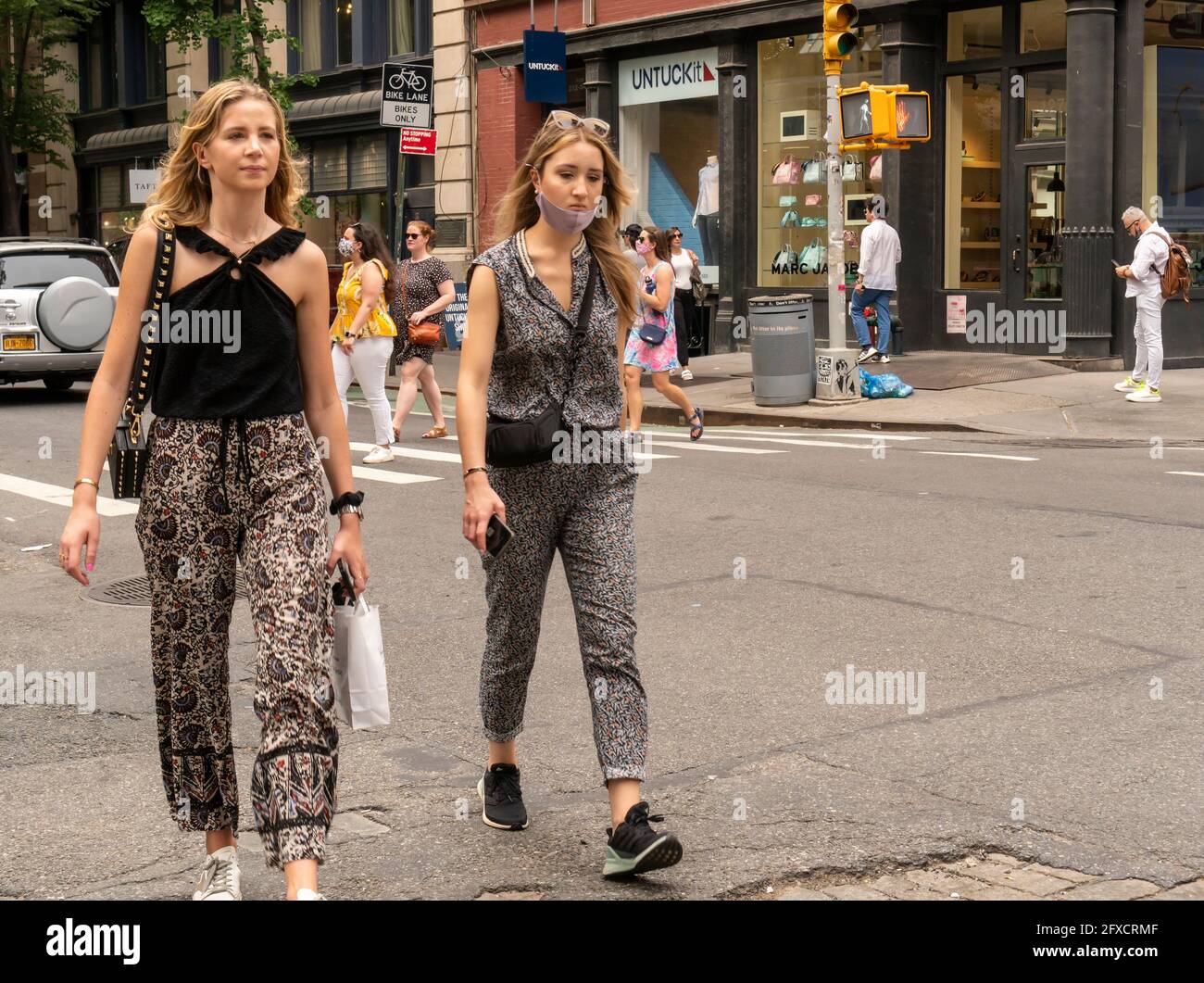 Persone senza maschera nel quartiere Soho a New York sabato 22 maggio 2021. New York ha rilassato mandati maschera permettendo la maggior parte delle attività all'aperto di essere senza maschera così come molti ambienti interni, con avvertenze. (© Richard B. Levine) Foto Stock