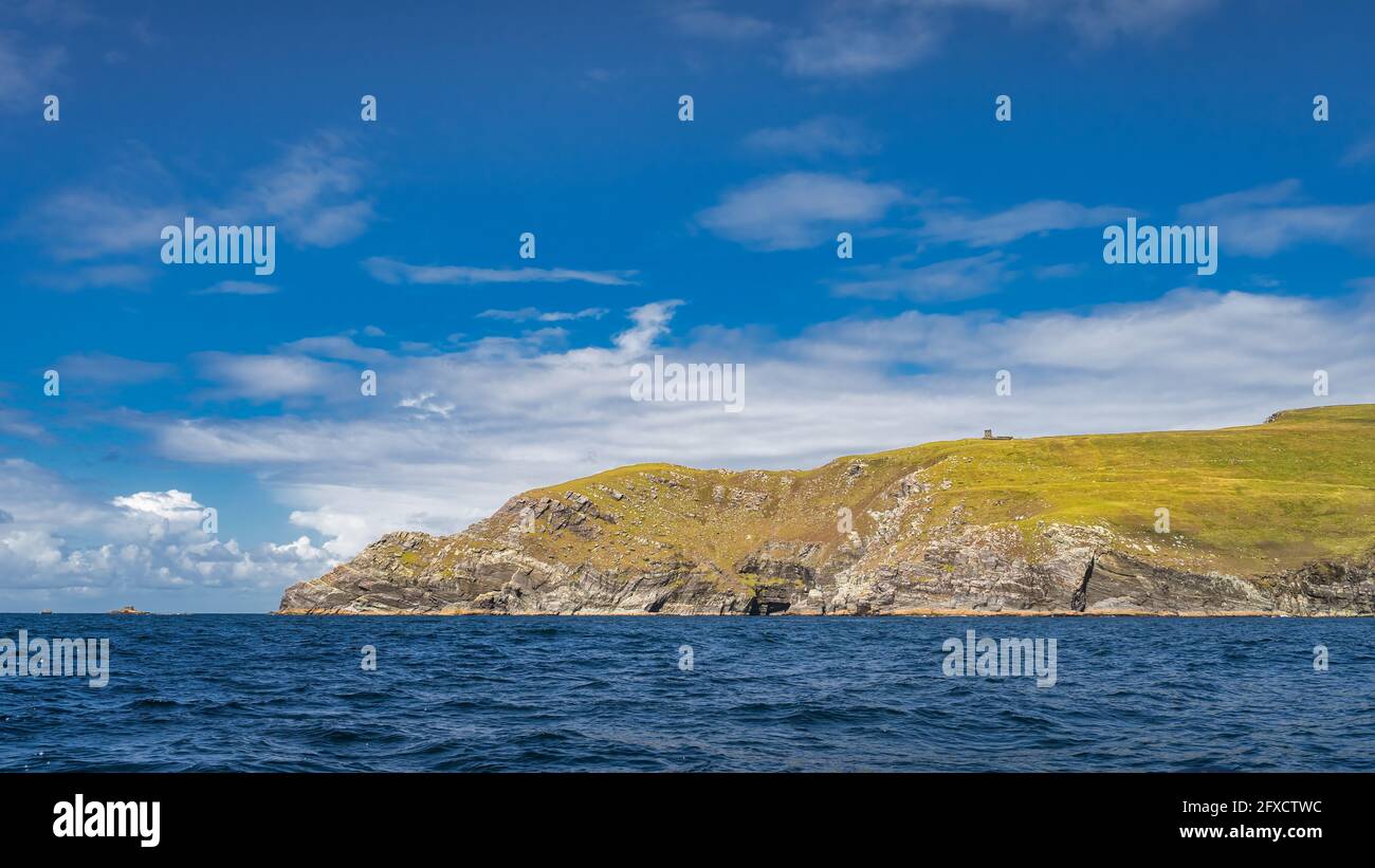 La costa di Bray Head è vista dalle scogliere di Kerry e dalle acque blu dell'oceano Atlantico in una giornata estiva, Portmagee, la penisola di Iveragh, Ring of Kerry, Irlanda Foto Stock