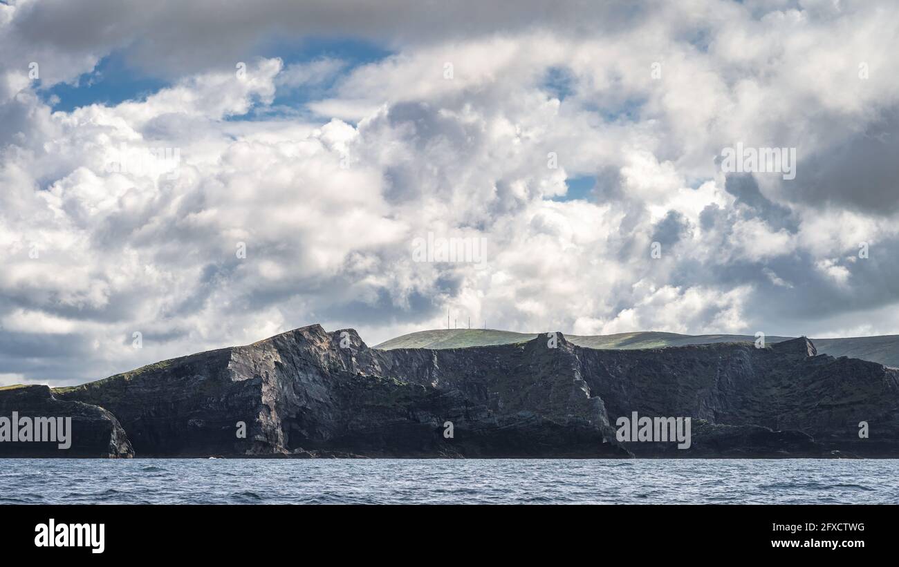 Alte scogliere di Kerry con un cielo spettacolare, viste da una barca sull'Oceano Atlantico in una giornata estiva, Portmagee, Penisola di Iveragh, Ring of Kerry, Irlanda Foto Stock