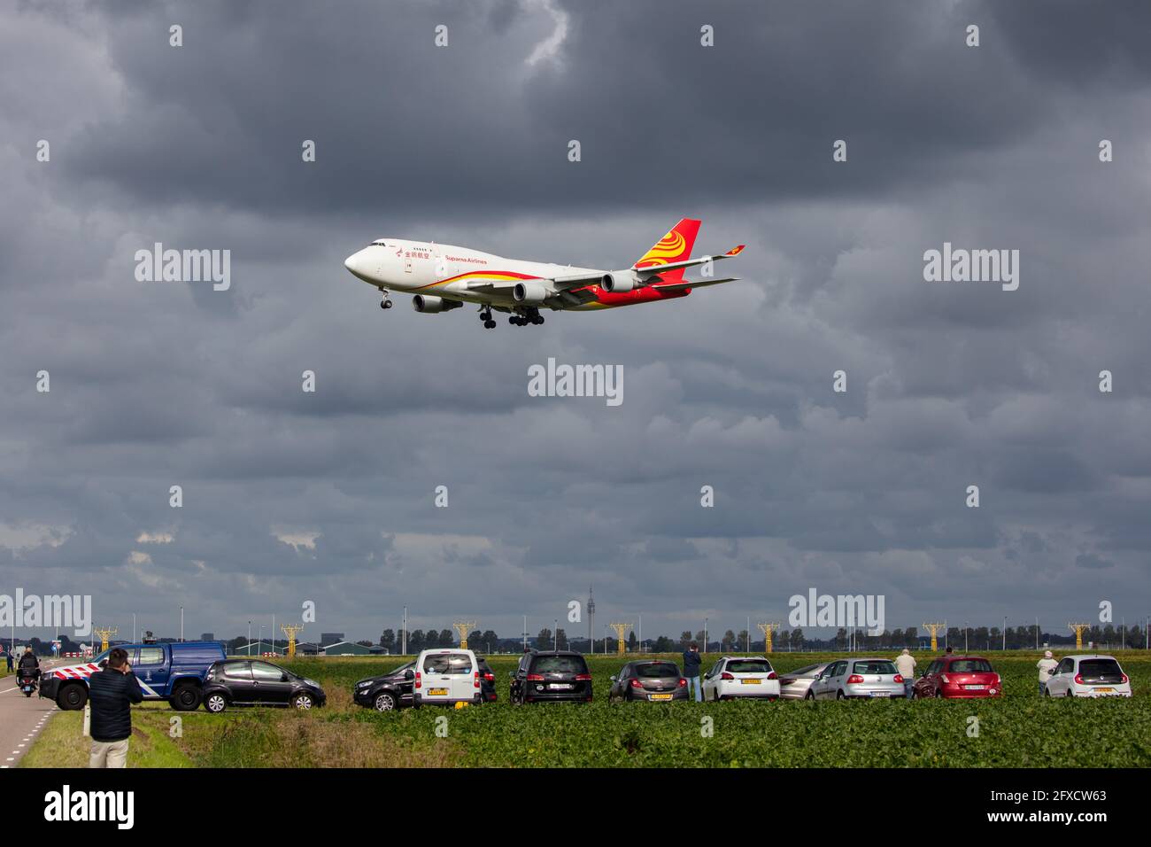 AMSTERDAM, PAESI BASSI - 13 settembre 2020: Suparna Airlines (Y8 / YZR) si avvicina all'aeroporto Schiphol di Amsterdam (EHAM/AMS) con un Boeing 747-481 (BDSF) B744 Foto Stock