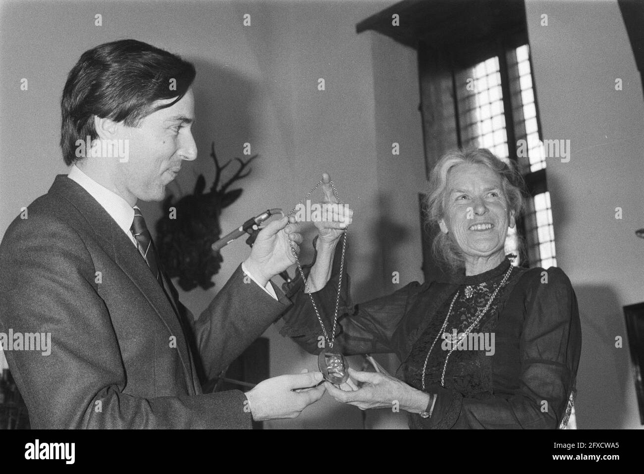 Premio PC Hooft 1982 assegnato a Vasalis a Muiderslot; Ministro Brinkman con M. Vasalis (Sig.ra Drooglever Fortuyn Leenman ), 14 dicembre 1983, cerimonie di premiazione, Paesi Bassi, foto agenzia stampa del xx secolo, notizie da ricordare, documentario, fotografia storica 1945-1990, storie visive, Storia umana del XX secolo, che cattura momenti nel tempo Foto Stock