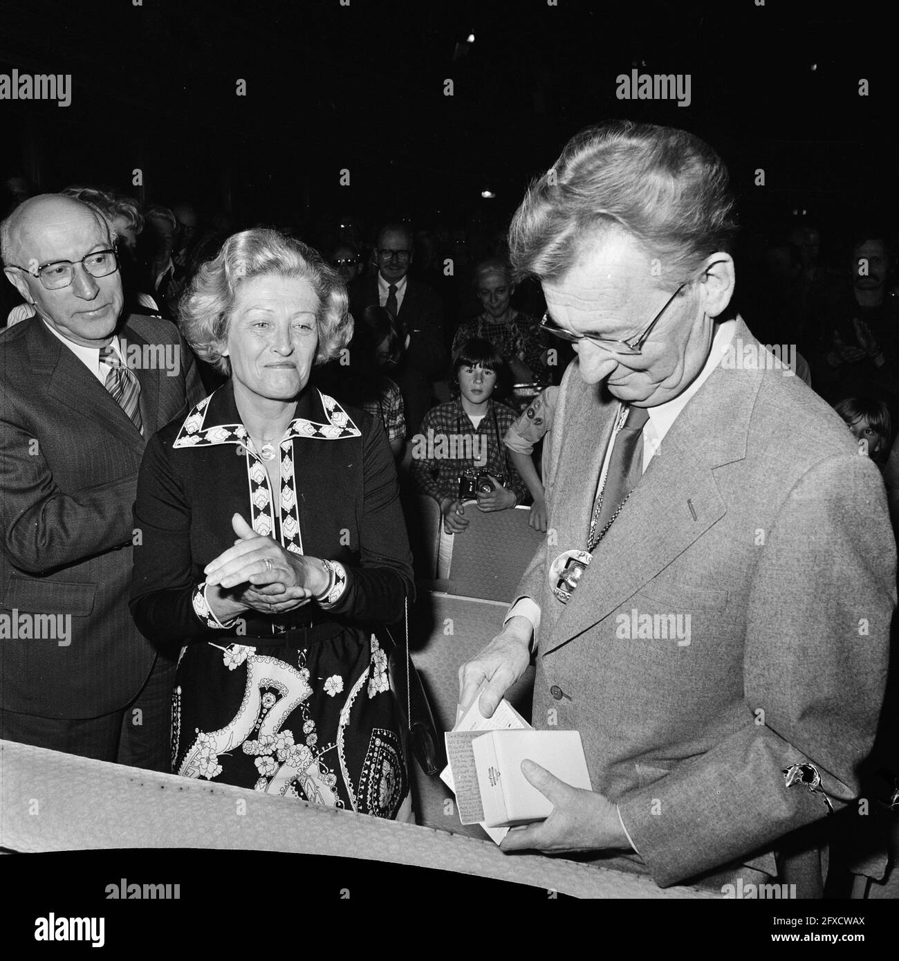 Premio PC Hooft per Simon Carmiggelt, in congratulazioni da Sindaco Samkalden, 21 maggio 1977, Paesi Bassi, foto agenzia stampa del XX secolo, notizie da ricordare, documentario, fotografia storica 1945-1990, storie visive, Storia umana del XX secolo, che cattura momenti nel tempo Foto Stock