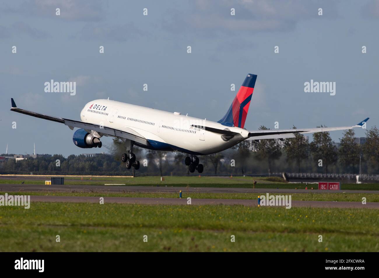 AMSTERDAM, PAESI BASSI - 13 settembre 2020: Delta Air Lines (DL / DAL) in avvicinamento all'aeroporto Schiphol di Amsterdam (EHAM/AMS) con Airbus A330-302 A333 (N824 Foto Stock