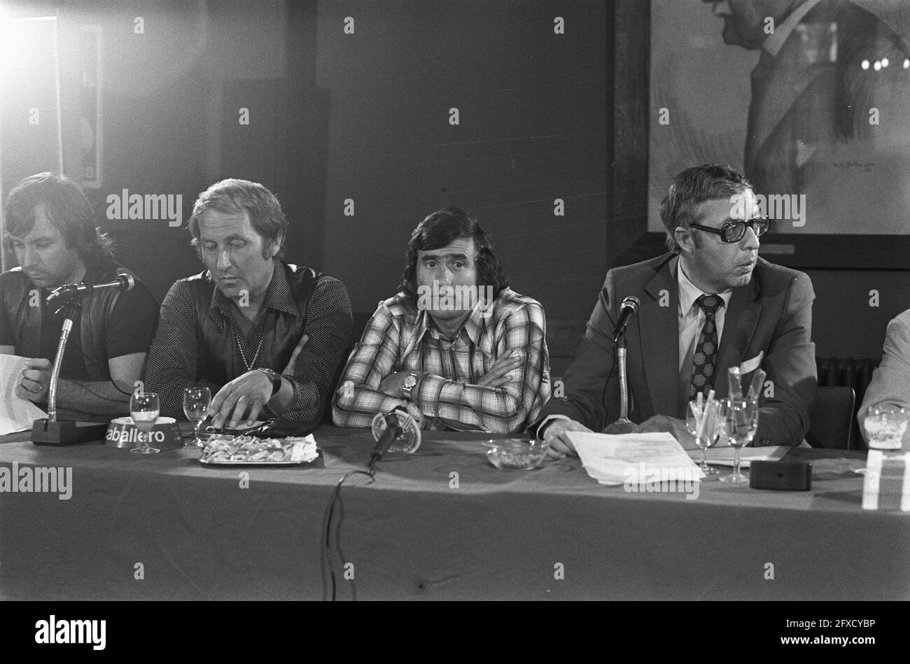 Conferenza stampa in relazione al gioco di congedo di Sjaak Swart: Da sinistra a destra Henk Molenberg, Sjaak Swart e Jacques Hogewoning, 6 agosto 1973, artisti, conferenze stampa, Giocatori di calcio, Paesi Bassi, foto agenzia stampa del XX secolo, notizie da ricordare, documentario, fotografia storica 1945-1990, storie visive, Storia umana del XX secolo, che cattura momenti nel tempo Foto Stock