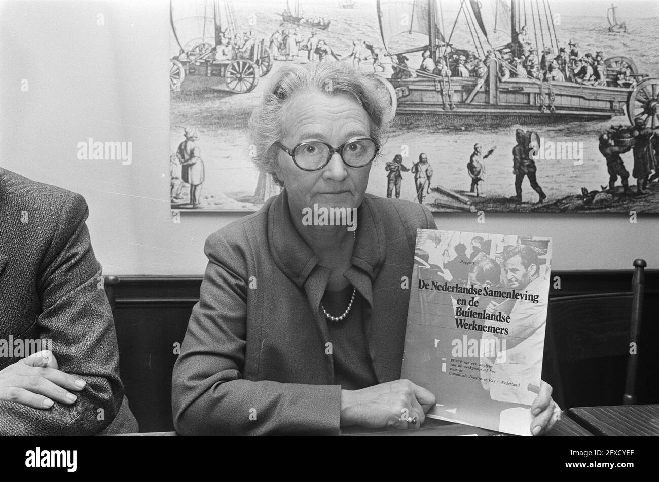 Conferenza stampa Giustizia e Pace Paesi Bassi su brochure sui lavoratori stranieri; M. A. M. Klomp headline, 27 giugno 1974, opuscoli, conferenze stampa, I Paesi Bassi, foto agenzia stampa del XX secolo, notizie da ricordare, documentario, fotografia storica 1945-1990, storie visive, Storia umana del XX secolo, che cattura momenti nel tempo Foto Stock