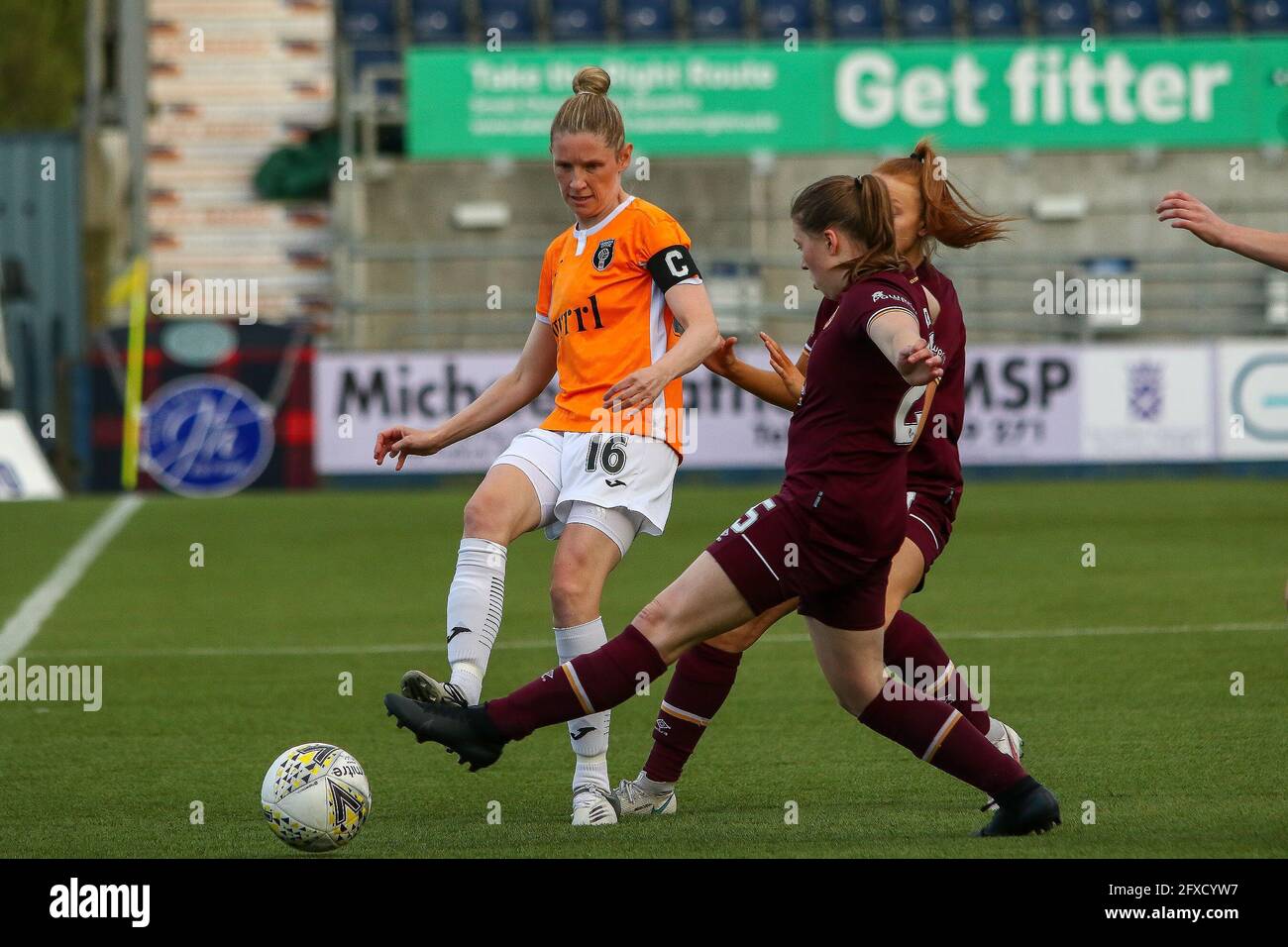 Falkirk, North Lanarkshire, Regno Unito. 26 maggio 2021. Leanne Ross (n. 16) del Glasgow City FC fa slots un passaggio intorno al piede esteso di Shona Cowan (n. 25) del Hearts Women FC durante la Scottish Building Society Scottish Women's Premier League 1 Fixture Glasgow City FC vs Heart of Midlothian FC, Falkirk Stadium, Falkirk, North Lanarkshire, 26/05/2021 | Credit Alamy Live News Foto Stock