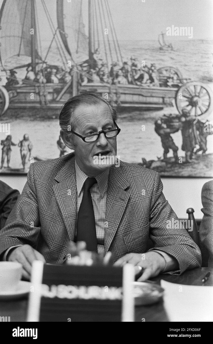 Conferenza stampa Nederlandse Bond van Makelaars a Nieuwspoort, numero 28, 29 e 30 Presidente R. J. Schurink, 24 gennaio 1973, MAKELAARS, conferenze stampa, I Paesi Bassi, foto agenzia stampa del XX secolo, notizie da ricordare, documentario, fotografia storica 1945-1990, storie visive, Storia umana del XX secolo, che cattura momenti nel tempo Foto Stock