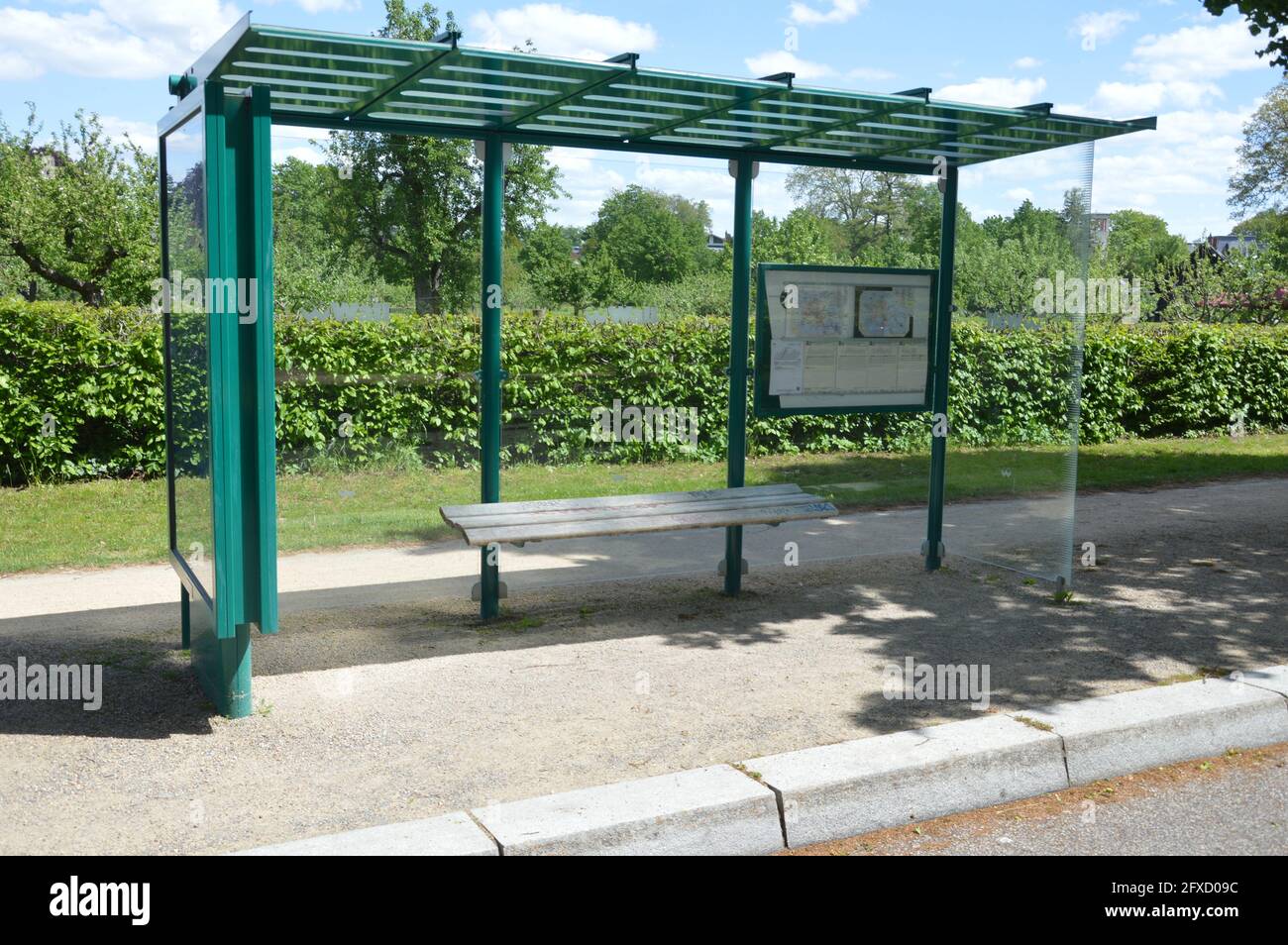 Moderna fermata dell'autobus nella colonia russa di Potsdam, in Germania. Foto Stock