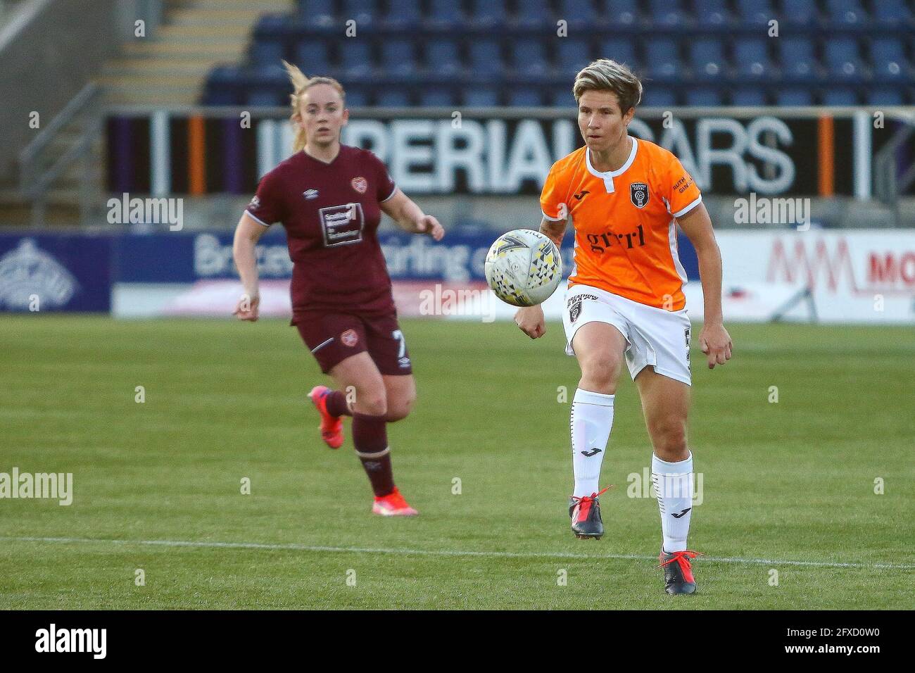 Falkirk, North Lanarkshire, Regno Unito. 26 maggio 2021. Janine Van Wyk (5) del Glasgow City FC chip la palla sopra la linea difensiva dei cuori durante la Scottish Building Society Scottish Women's Premier League 1 Fixture Glasgow City FC vs cuore del Midlothian FC, Falkirk Stadium, Falkirk, North Lanarkshire, 26/05/2021 | Credit Alamy Live News Foto Stock