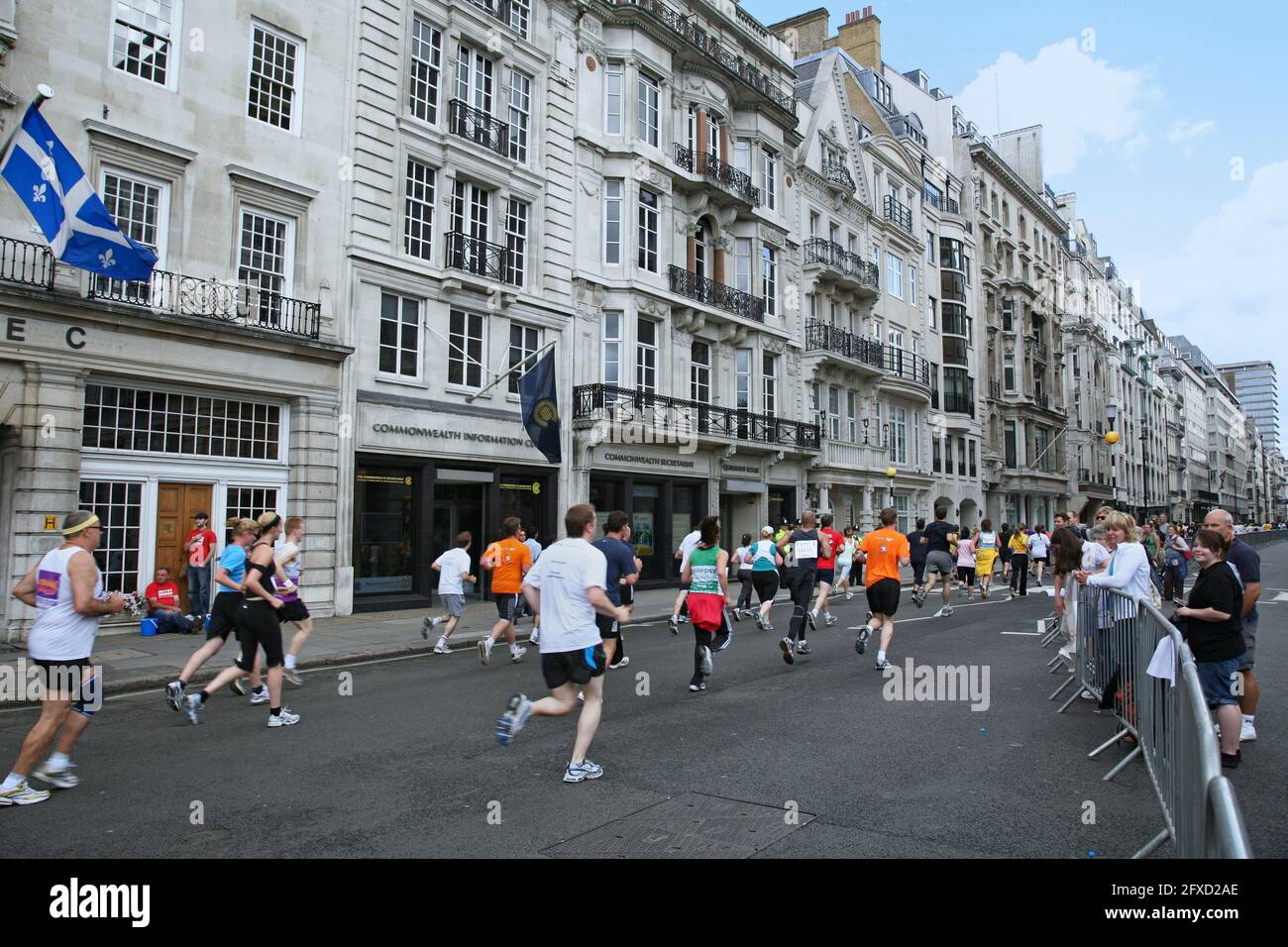 Londra, Inghilterra - 12 luglio 2009: I partecipanti a un pass per la corsa di beneficenza di fronte alle eleganti facciate del Pall Mall Foto Stock