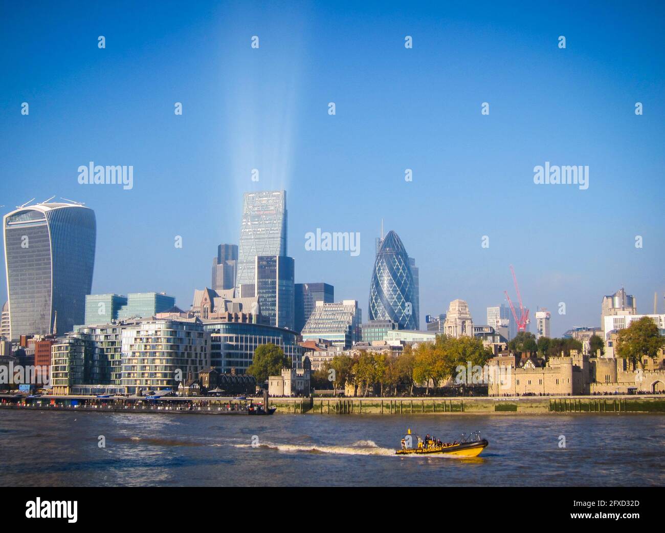 Un effetto interessante della luce solare riflessa da uno degli edifici di Londra in una mattinata foggosa. Foto Stock